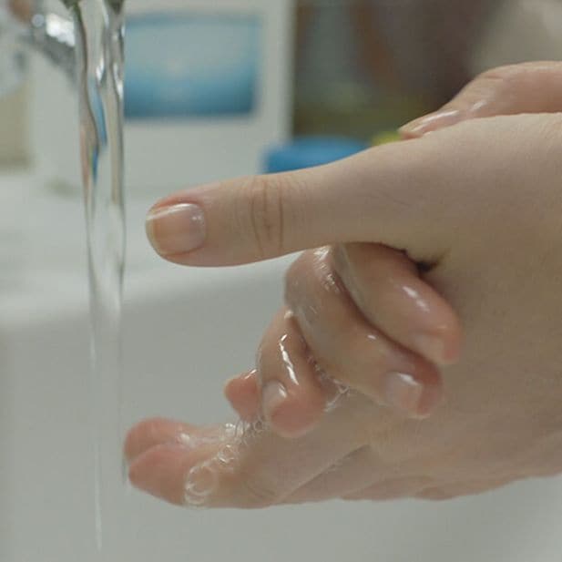 How_to_remove_contact_lenses_row_4