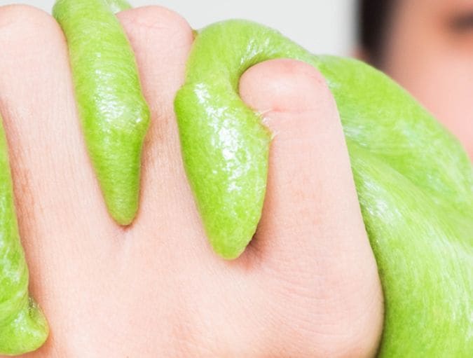 How to make slime with a contact lenses solution_row_1