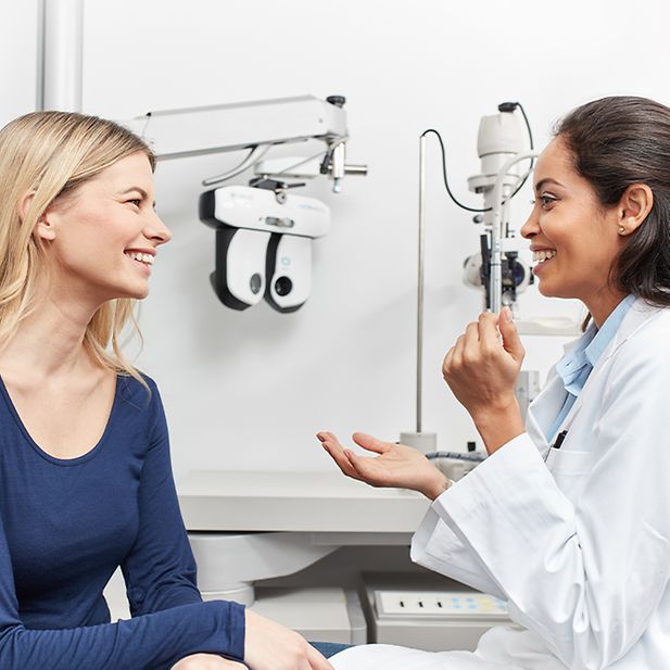 Optometrista e paziente sorridenti durante una visita