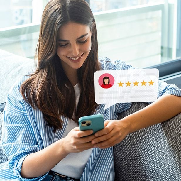Donna legge le recensioni di Trustpilot su Vision Direct 