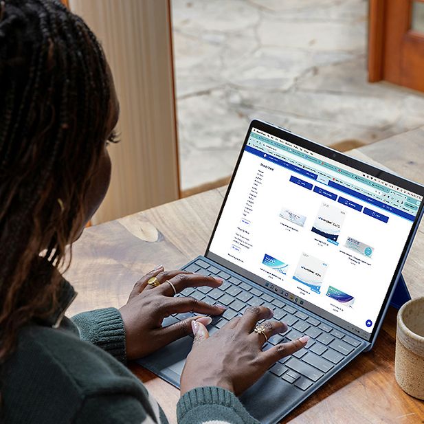 Cliente che acquista lenti a contatto sul sito di Vision Direct.