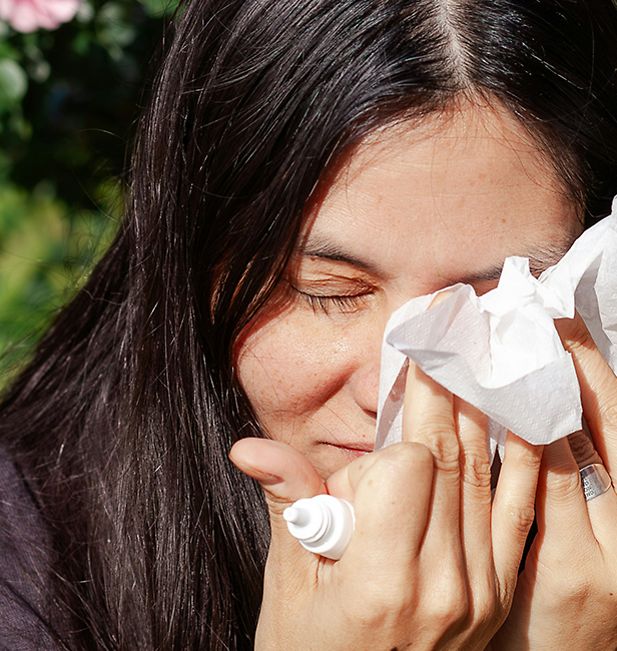 Ragazza che si asciuga gli occhi con un fazzoletto