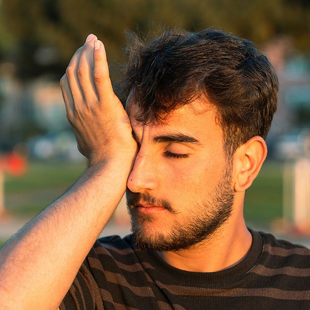 Ragazzo che si strofina gli occhi