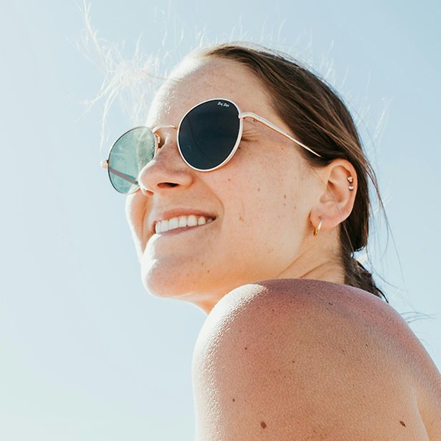 Ragazza sorridente con occhiali da sole