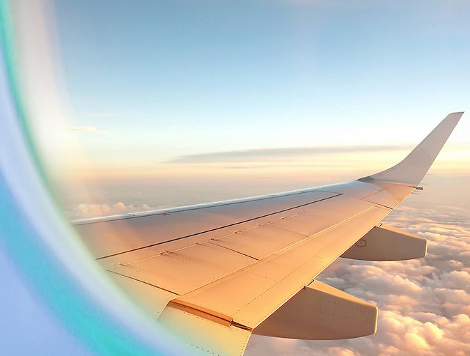Aereo in un cielo azzurro limpido con nuvole