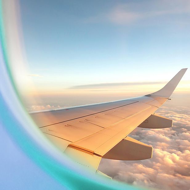 Aereo in un cielo azzurro limpido con nuvole