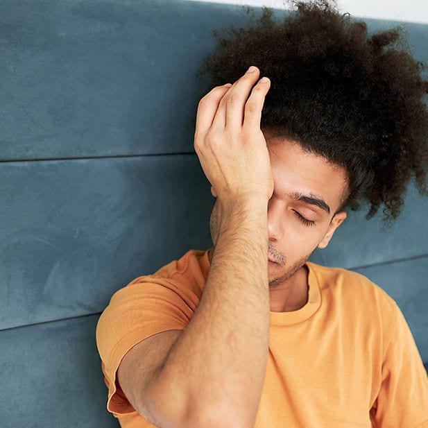 Immagine ravvicinata della lente sulla cornea: aderente vs allentata