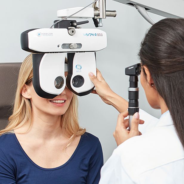 Donna anziana durante un esame della vista