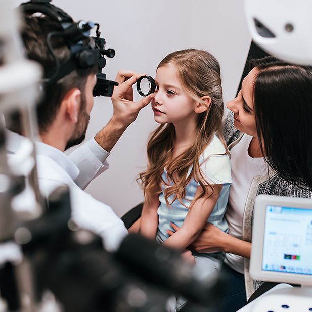Bambina sottoposta a controllo della vista per diagnosticare l’ipermetropia