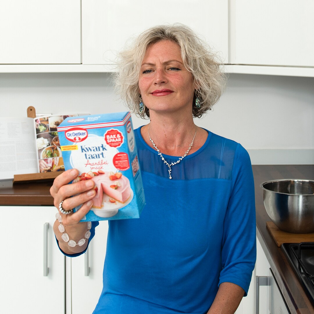 Donna con presbiopia che allontana confezione alimentare per leggere ingredienti
