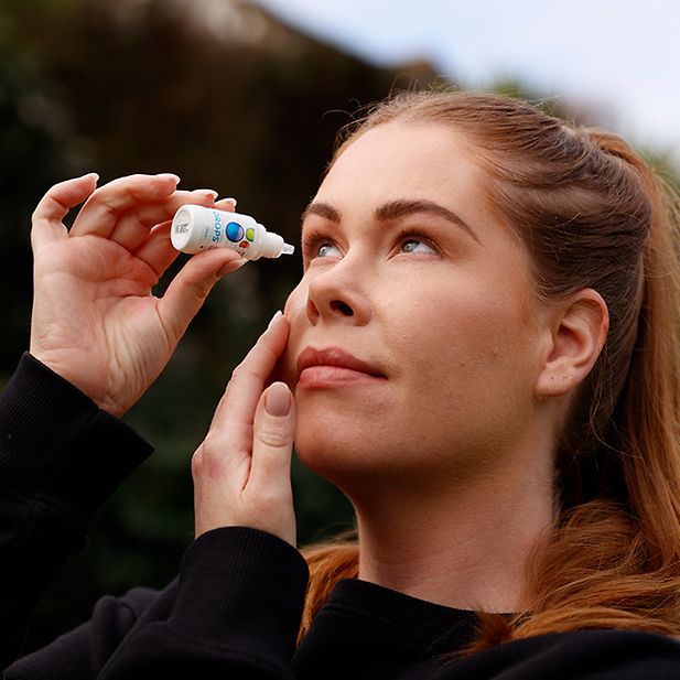 Ragazza che applica gocce everclear