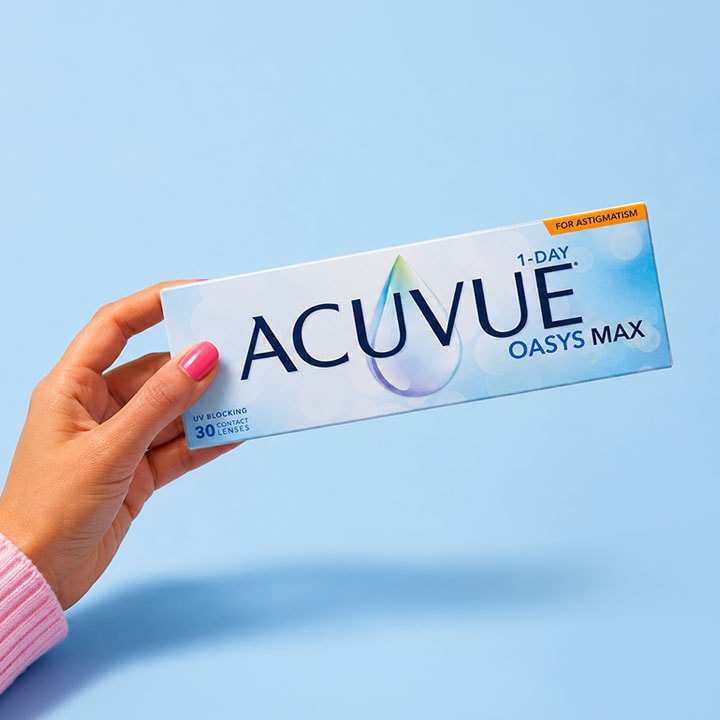 Mano che tiene una confezione di lenti a contatto giornaliere Acuvue Oasys Max 1-Day