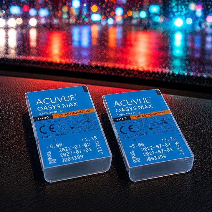Confezioni di lenti a contatto Acuvue Oasys Max riposte nel vano portaoggetti centrale dell'auto