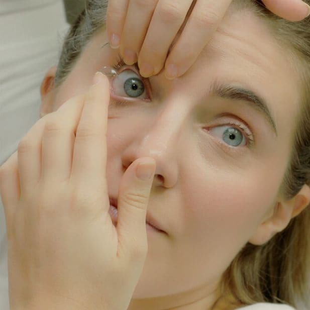 How to put contact lenses_row_4