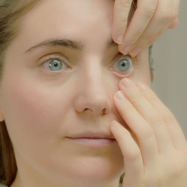 How_to_remove_contact_lenses_Row_4
