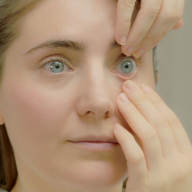 How_to_remove_contact_lenses_Row_4