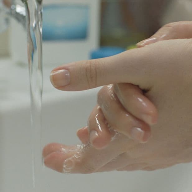 How_to_remove_contact_lenses_Row_3