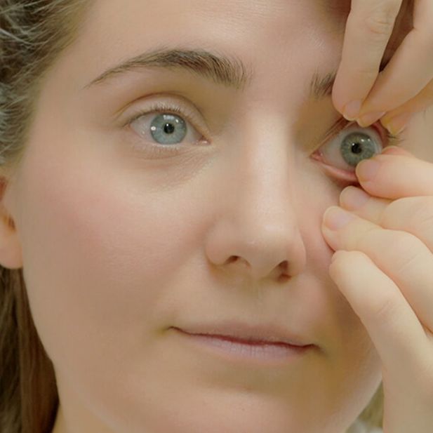 How_to_remove_contact_lenses_Row_5