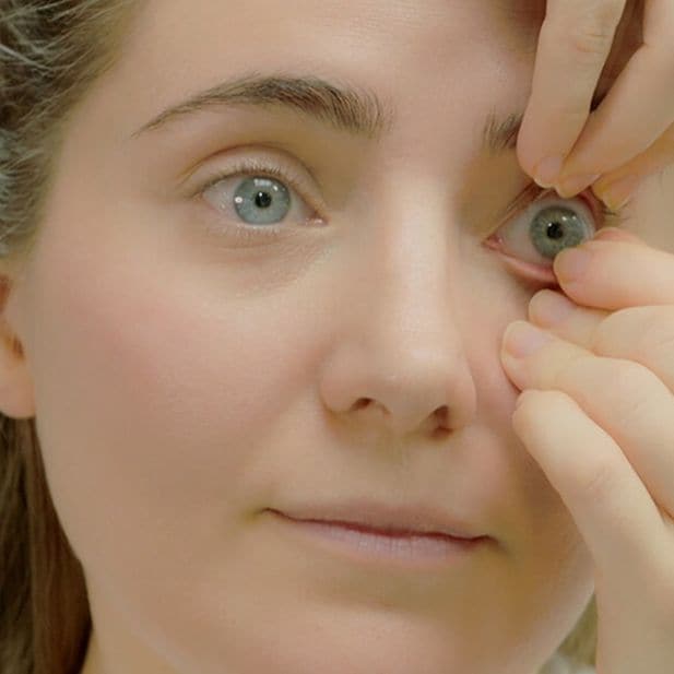 How_to_remove_contact_lenses_Row_5