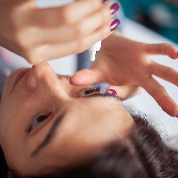 How_to_apply_eye_drops_row_4