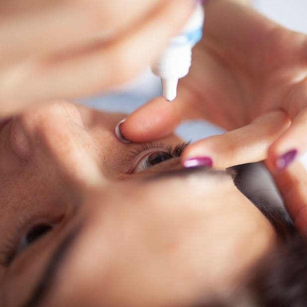 How_to_apply_eye_drops_row_5